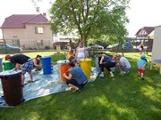 Společné odpoledne rodičů a dětí - natírání popelnic